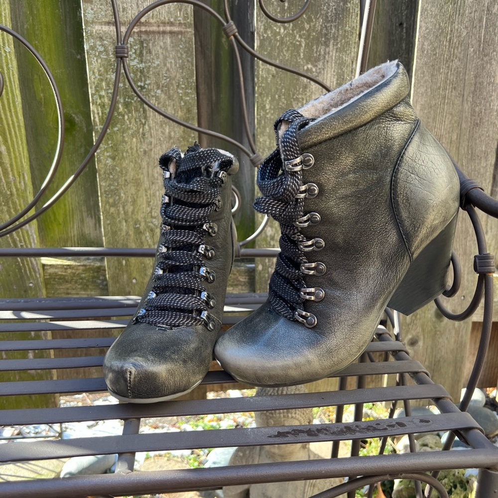 OTBT booties. EUC, SZ 8.